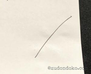 「SHIKIブロックメモ1000BL」の汗で濡れている部分をペンで線を書いたところ。ボールペンだと薄くはなるが書けている。