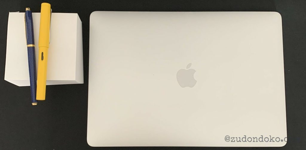 創作作業に使う道具の一部。写真に写っているのはMacBook Pro2020と万年筆二本とブロックメモ。