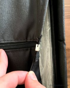 ミーティングバッグに中身を入れてカバーをした状態。カバーの隙間があり指でつまめるのがわかる