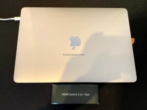 MacBookPro13インチとHDMIハブ（分配器）の大きさ比較